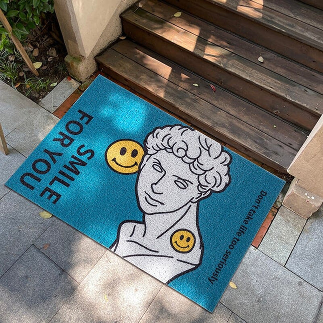 Moderne Fußmatte mit Statue und Smiley