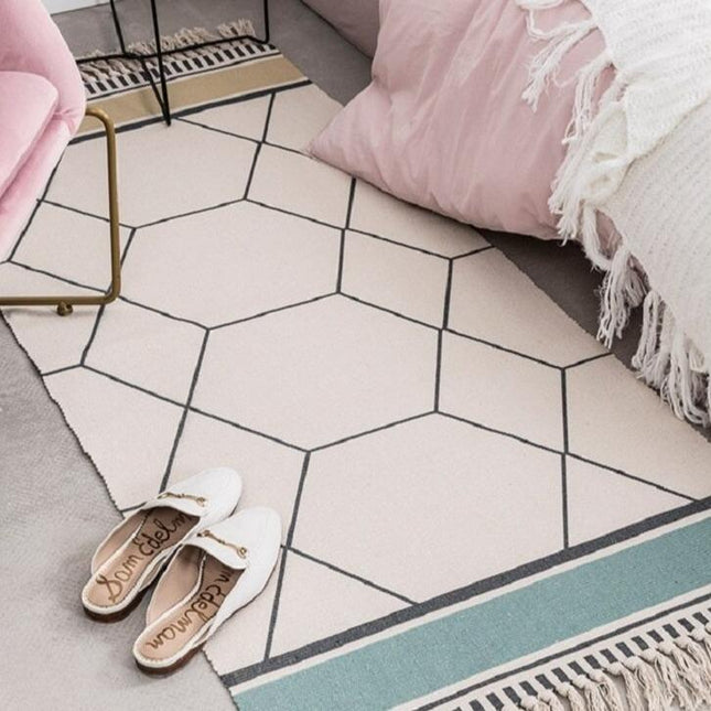 Kleiner Design Teppich mit Fransen