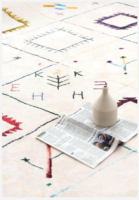 Kreativer Berber Teppich mit Stickerei