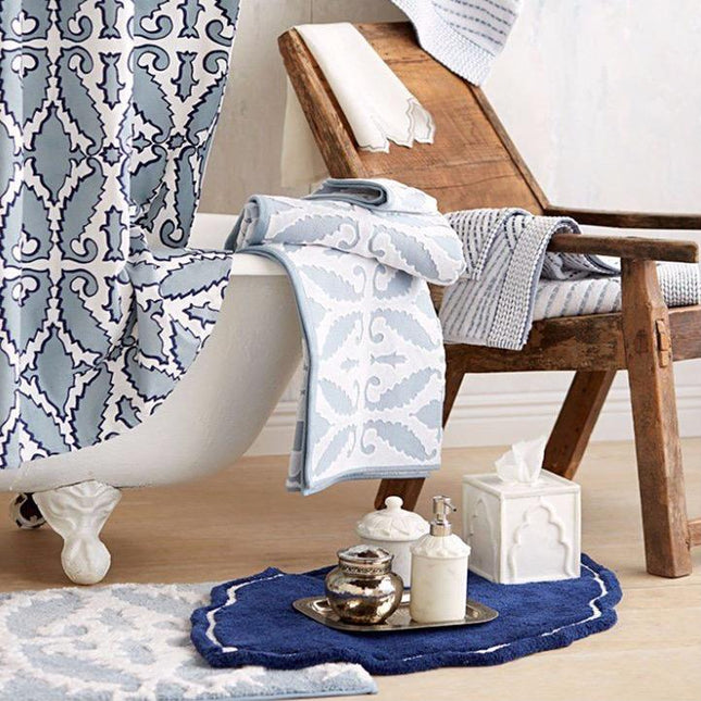 Blaue Badematte mit orientalischem Muster