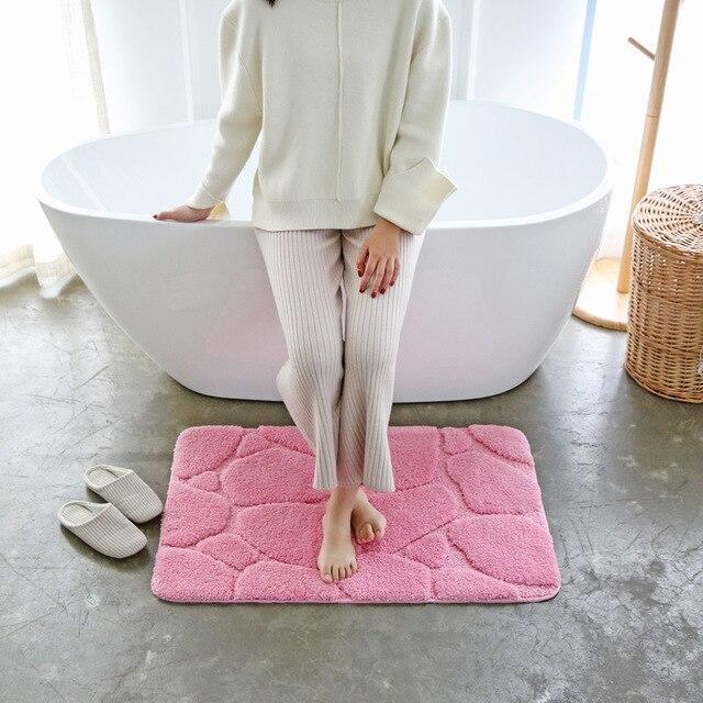 Rosa Badematte in moderner Kieselstein-Optik