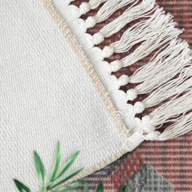 Dünner flachgewebter Teppich mit Fransen