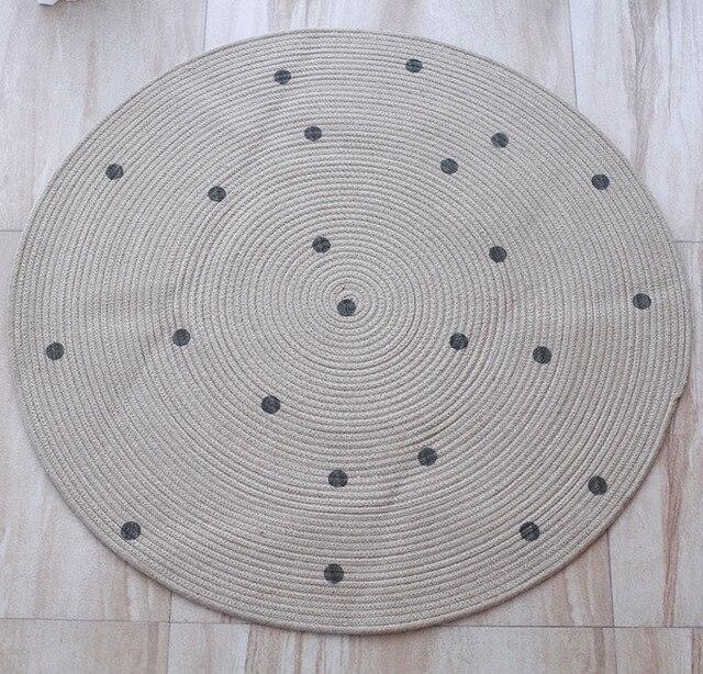 Runder Jute-Teppich mit schwarzen Punkten