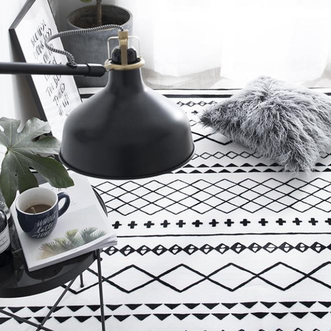 Kleiner marokkanischer Teppich schwarz-weiß