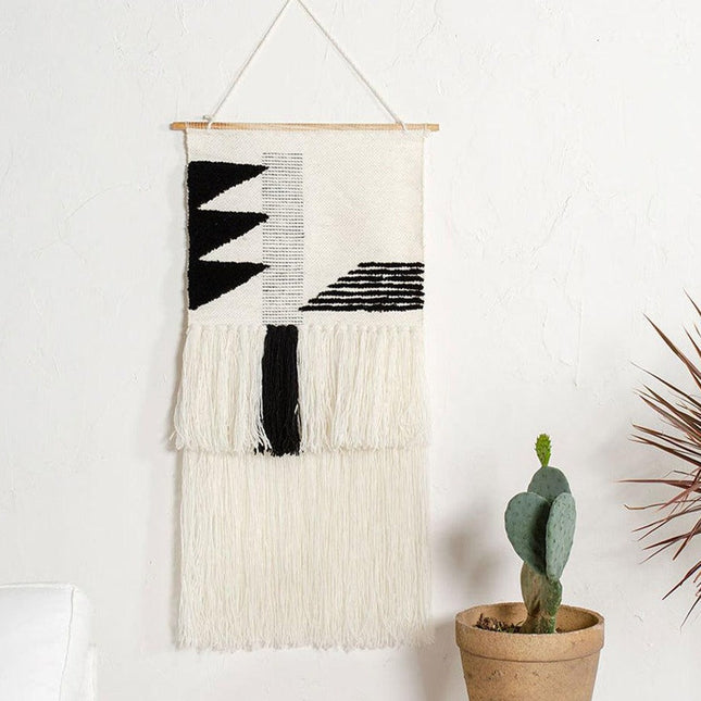 Weißer Wandbehang mit geometrischem Muster