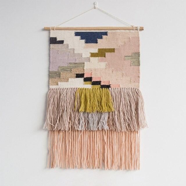 Gewebter Wandbehang in sanften Pastellfarben