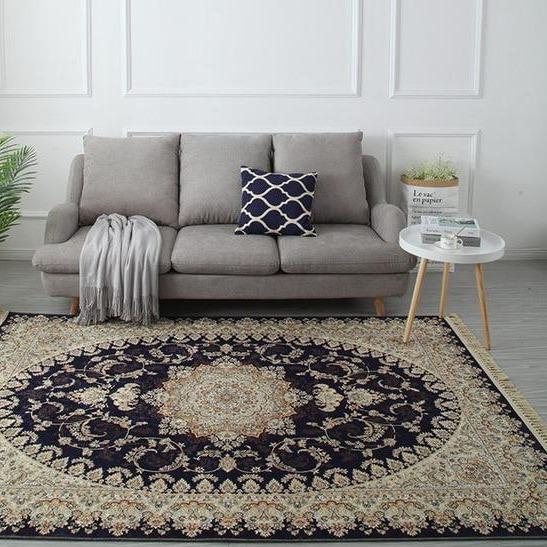 Schwarzer Perserteppich mit beigen Ornamenten